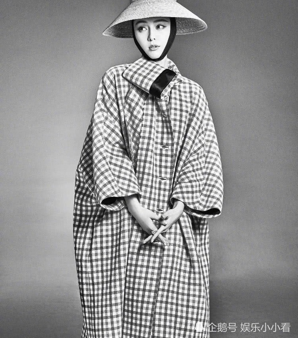 
Nữ diễn viên họ Phạm biến hóa ấn tượng và cuốn hút trong những bức ảnh đen trắng.
