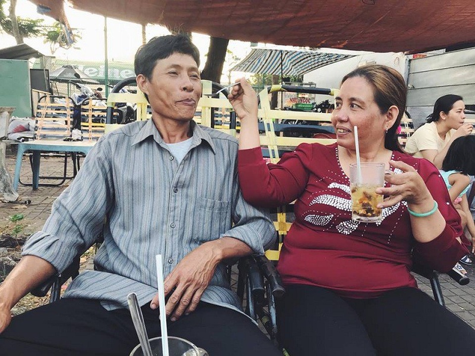 Clip đáng yêu của cặp đôi U50 cover trào lưu “đặt cằm lên tay” - 1