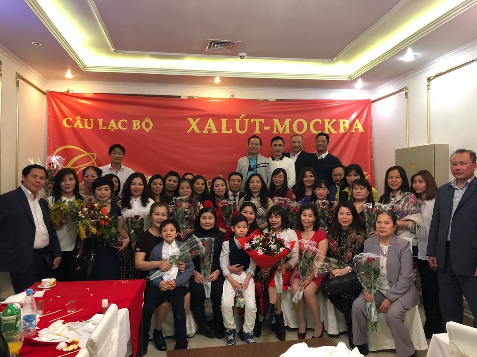 Các thành viên Câu lạc bộ ốp Saliut trong buổi liên hoan chào mừng ngày 8/3 (Ảnh: Võ Hoài Nam)