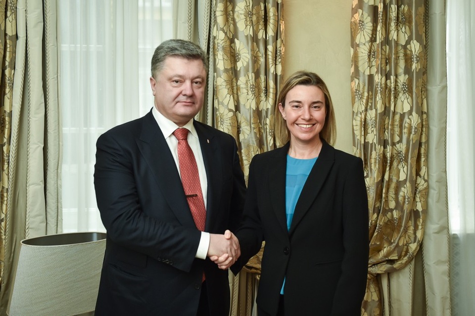 EU, Ukraine tuyên bố không công nhận kết quả bầu cử tổng thống Nga ở Crimea - 1
Tổng thống Ukraine Petro Poroshenko và Đại diện cấp cao về Ngoại giao và Chính sách An ninh của EU, bà Federica Mogherini (Ảnh: Chính phủ Ukraine)