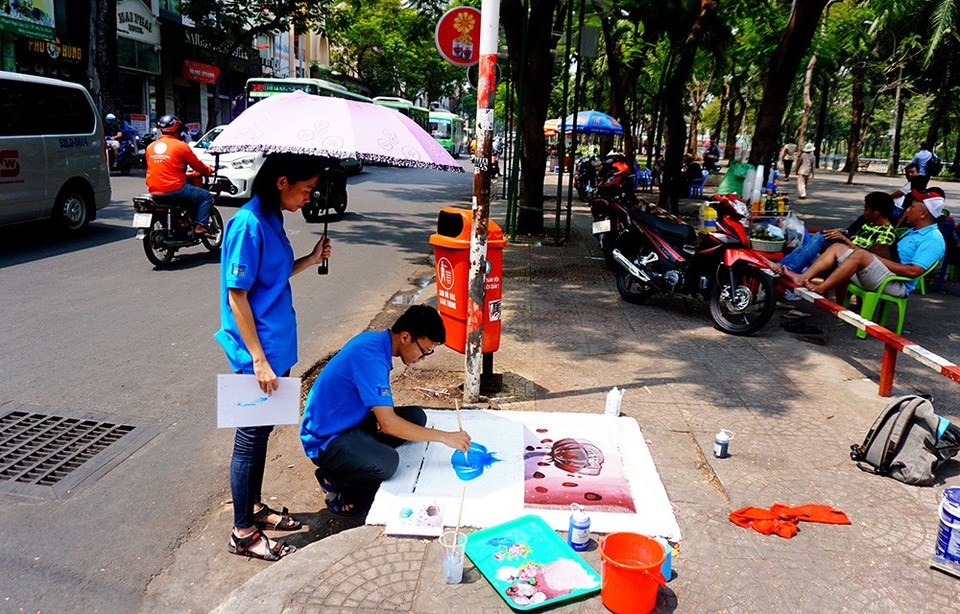 100 nắp cống ở trung tâm TPHCM "khoác áo mới" - 1 Hơn 100 nắp cống ở trung tâm TPHCM đang được khoác áo mới.