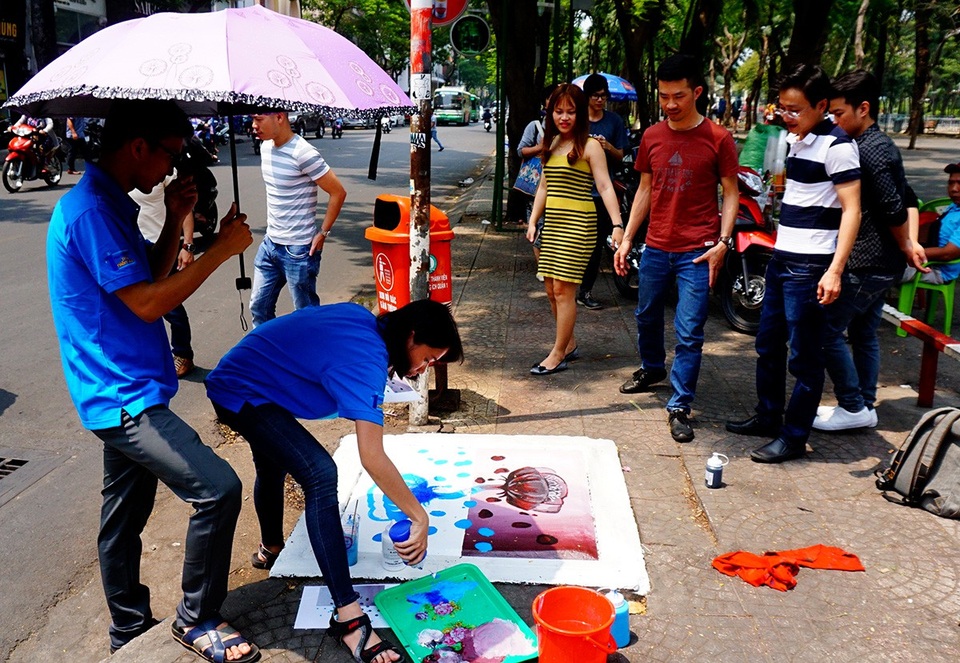 100 nắp cống ở trung tâm TPHCM "khoác áo mới" - 11 Nhiều người tò mò trước các hình ảnh sinh động.