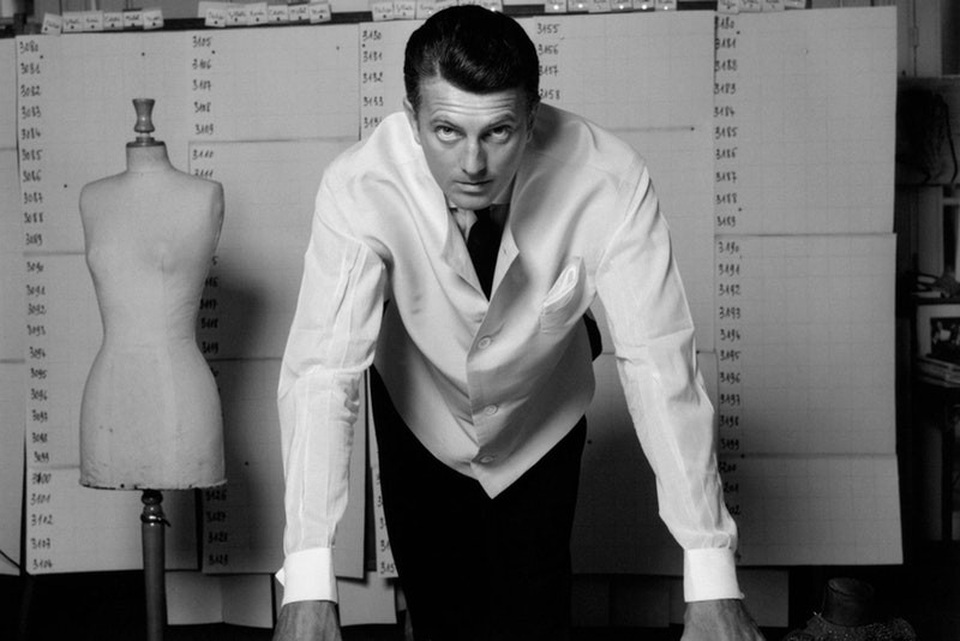 Nhà thiết kế lừng danh Hubert de Givenchy qua đời - 3
Hubert de Givenchy sinh năm 1927 tại Beauvais, Oise, Pháp. Gia đình ông có truyền thống nghệ thuật lâu đời, ông nội của Givenchy, Jules Dieterle, là một nhà thiết kế, người đã tạo ra các mẫu thiết kế cho nhà máy Beauvais, bao gồm 13 bộ thiết kế cho Cung điện Elysée. Cụ của ông cũng thiết kế trang phục cho nhà hát Opera Paris