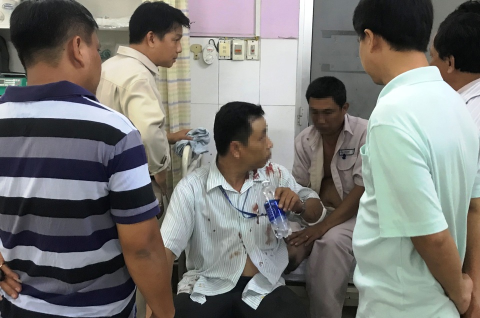 
Các nhân viên Điện lực Thủ Đức phải đi cấp cứu tại bệnh viện sau khi bị tấn công trong lúc làm nhiệm vụ.
