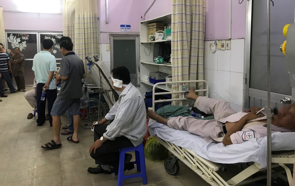 Kiểm tra công tơ điện, 4 nhân viên điện lực bị truy đuổi đến tận... bệnh viện - 2