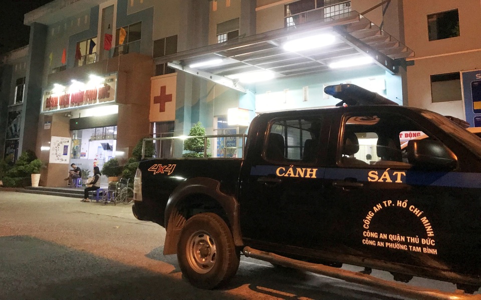 Kiểm tra công tơ điện, 4 nhân viên điện lực bị truy đuổi đến tận... bệnh viện - 4