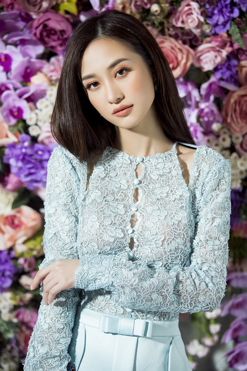 Bị tố cố tình khoe ngực vừa bơm, hot girl “Tháng năm rực rỡ” lại gợi cảm - 3 Trong loạt ảnh, nàng “Hoa khôi Cam Ly” khoe gương mặt không góc chết, đôi mắt biết nói cùng vóc dáng mảnh mai.