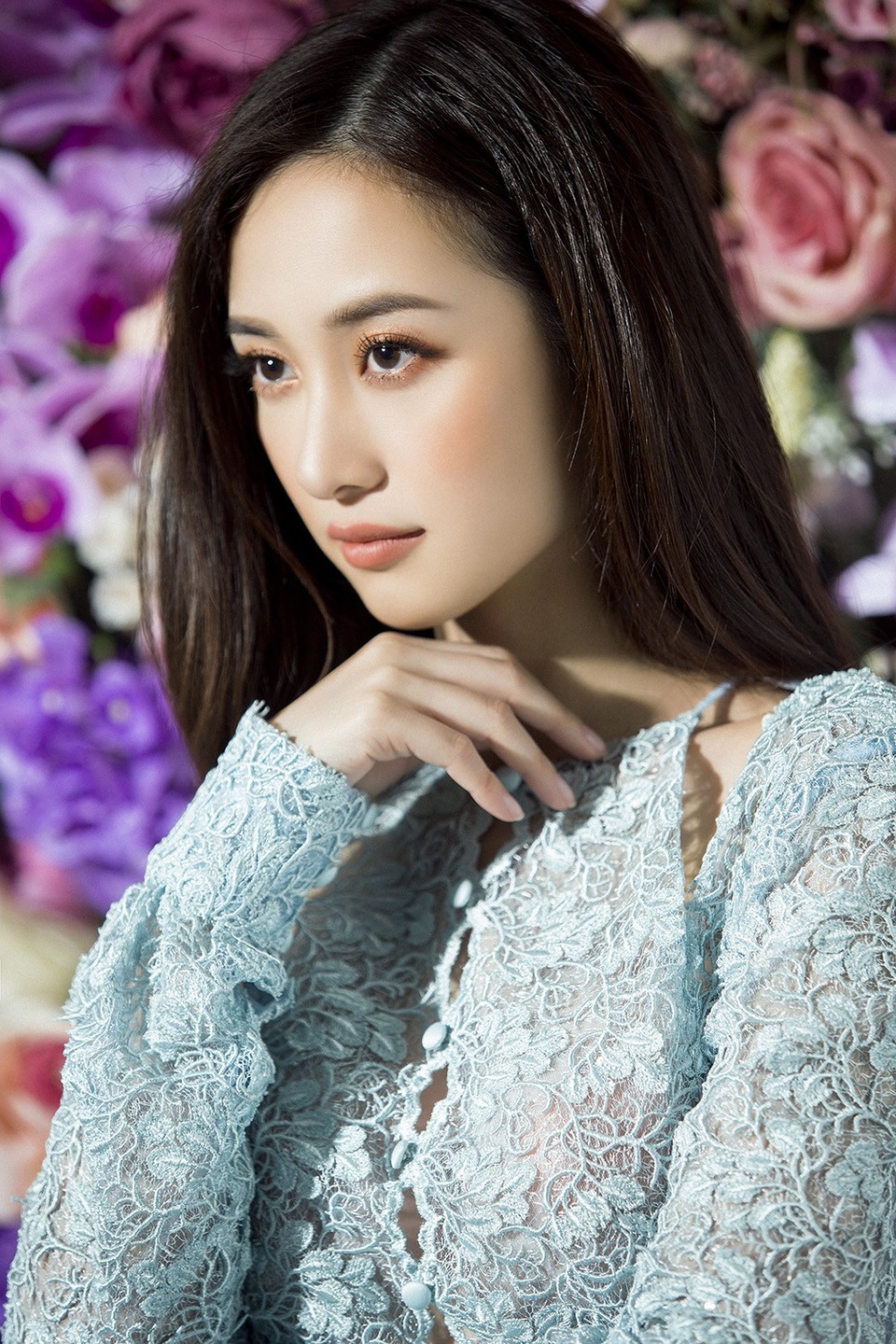 Bị tố cố tình khoe ngực vừa bơm, hot girl “Tháng năm rực rỡ” lại gợi cảm - 2 Tiếp sau đó, cô tung bộ ảnh thời trang mới nhất.