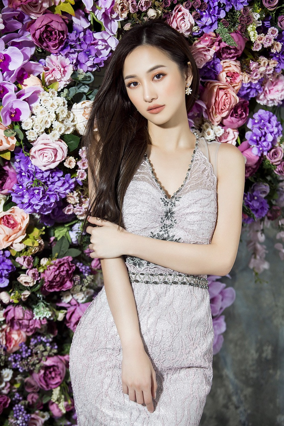 Bị tố cố tình khoe ngực vừa bơm, hot girl “Tháng năm rực rỡ” lại gợi cảm - 10 Nữ diễn viên cũng khéo léo tạo nên điểm nhấn bằng cách phối hợp các phụ kiện hoa tai dáng nhỏ, tông trắng ngọc trai để tôn lên góc mặt thanh tú.