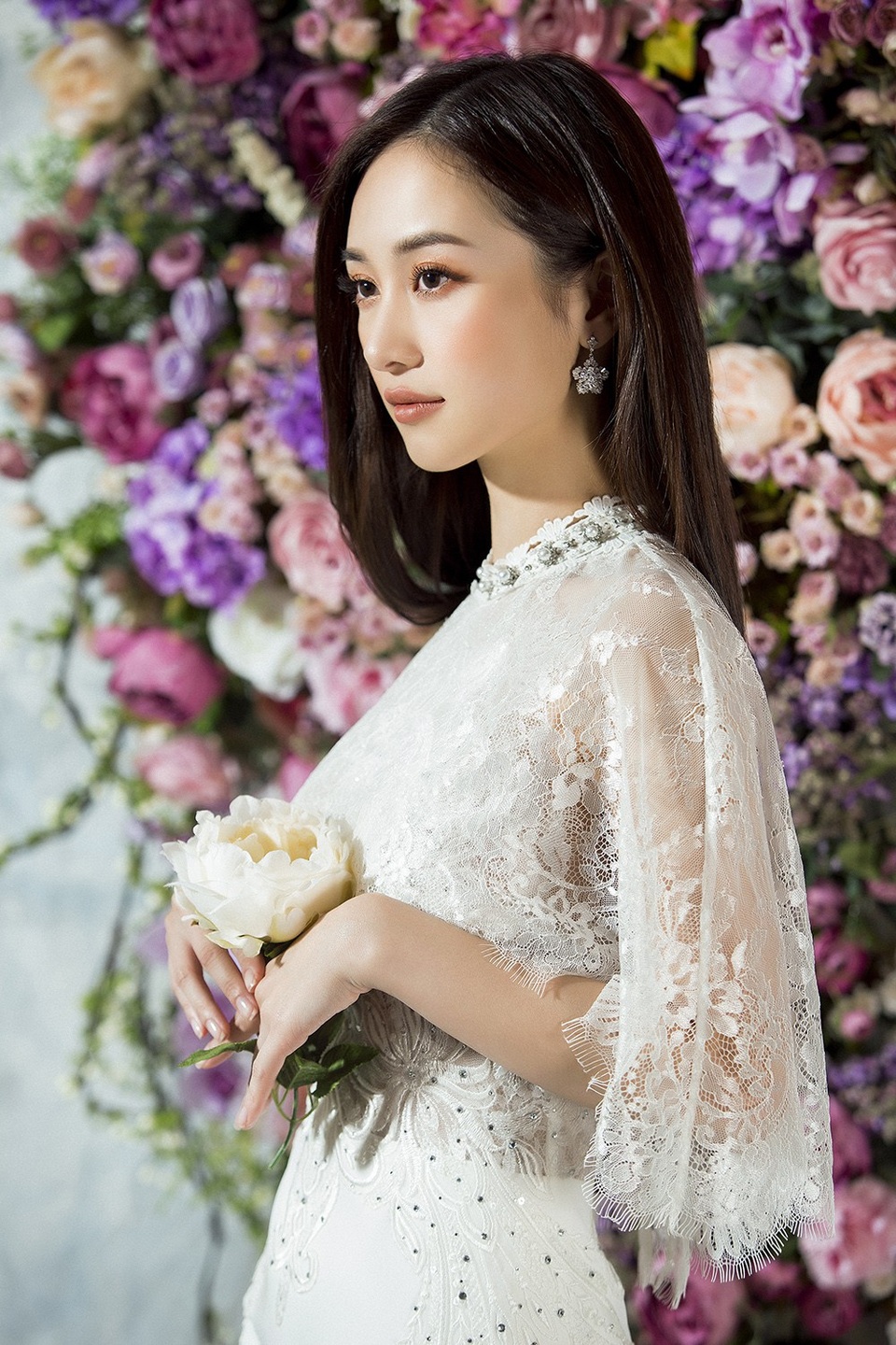 Bị tố cố tình khoe ngực vừa bơm, hot girl “Tháng năm rực rỡ” lại gợi cảm - 4 Jun Vũ sở hữu nét đẹp của một fashionista hiện đại, pha chút nhẹ nhàng, nữ tính.