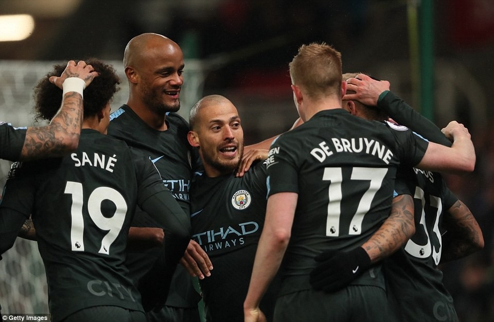 Stoke 0-2 Man City: Silva thăng hoa rực rỡ - 2
Man City đã giành chiến thắng với sự thăng hoa của David Silva (giữa)
