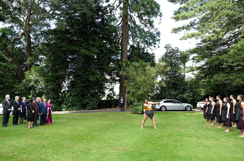 New Zealand chào đón Thủ tướng Nguyễn Xuân Phúc theo nghi thức thượng khách - 3 Thủ tướng Nguyễn Xuân Phúc và Phu nhân theo dõi nghi thức truyền thống chào đón thượng khách của các chiến binh Maori