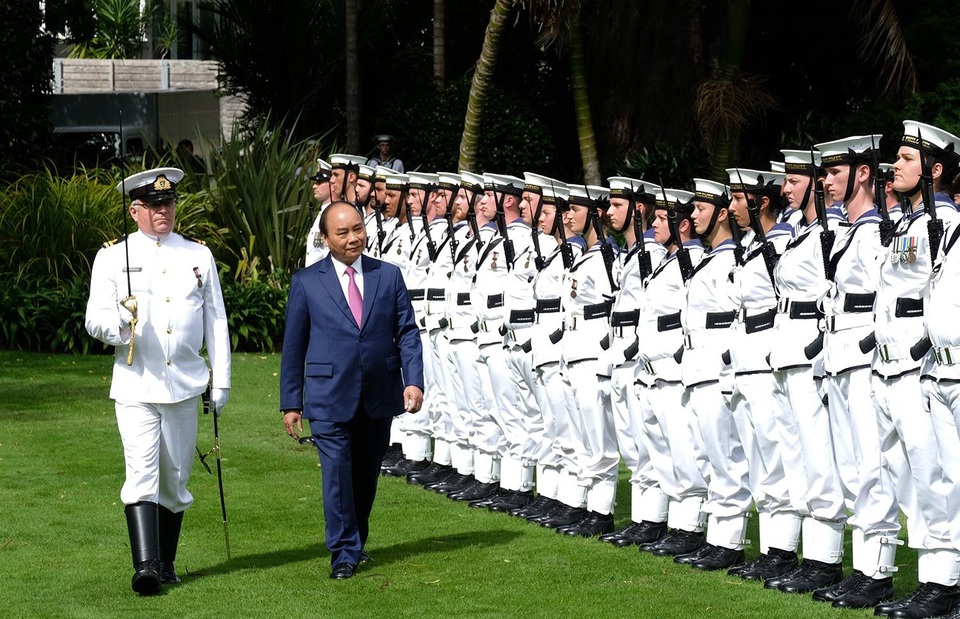 New Zealand chào đón Thủ tướng Nguyễn Xuân Phúc theo nghi thức thượng khách - 2 Thủ tướng Nguyễn Xuân Phúc duyệt đội danh dự tại Tòa nhà Chính phủ New Zealand