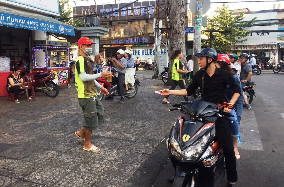 TPHCM: Nắng nóng, bán nước sâm, dừa tắc, trà bí đao… được dịp “hốt bạc” - 1 Các điểm bán nước mát liên tục có khách tấp xe vào mua.