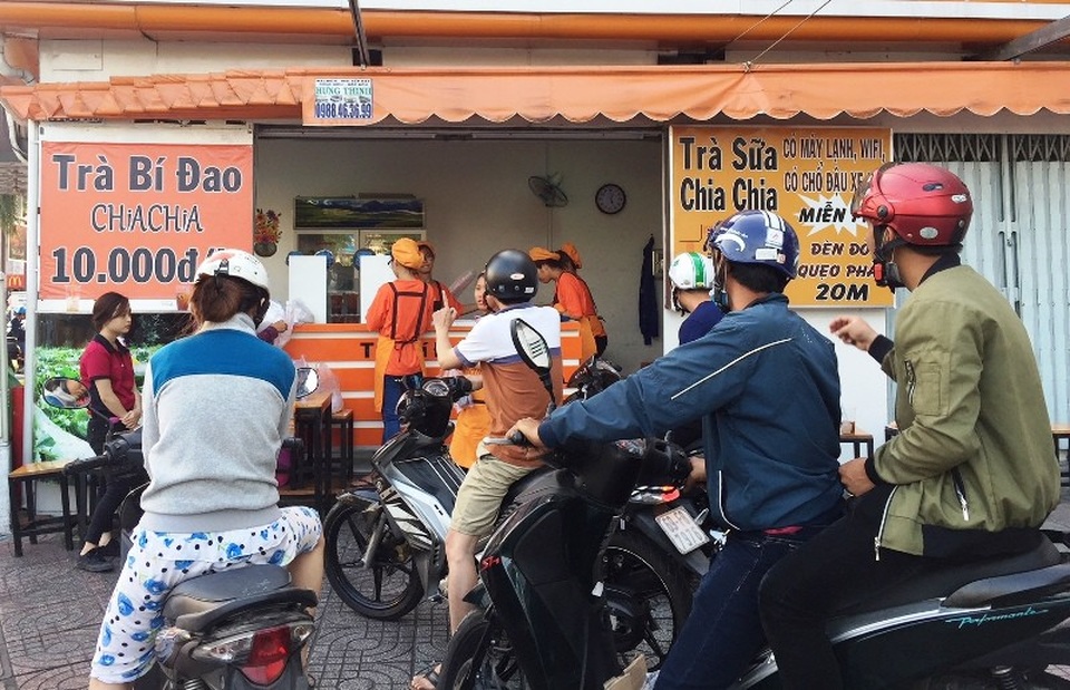 TPHCM: Nắng nóng, bán nước sâm, dừa tắc, trà bí đao… được dịp “hốt bạc” - 3 Một điểm bán trà bí đao ở quận 6 luôn đông khách. Giá mỗi ly trà bí đao mang về là 10.000 đồng.