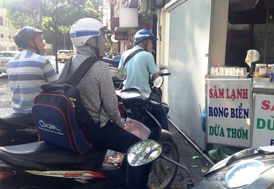 TPHCM: Nắng nóng, bán nước sâm, dừa tắc, trà bí đao… được dịp “hốt bạc” - 4 Các điểm bán dừa tắc, dừa thơm trên đường Pasteur (quận 3) cũng tấp nập khách