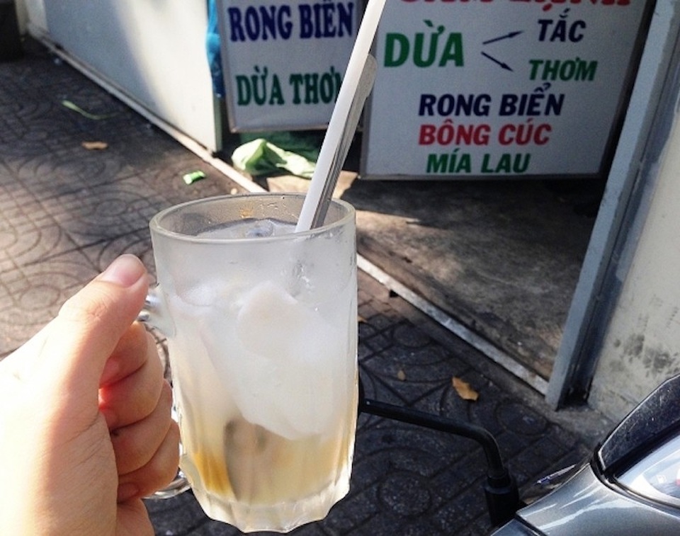TPHCM: Nắng nóng, bán nước sâm, dừa tắc, trà bí đao… được dịp “hốt bạc” - 5 Một ly dừa thơm mát lạnh trong cái nắng oi bức ở TPHCM.