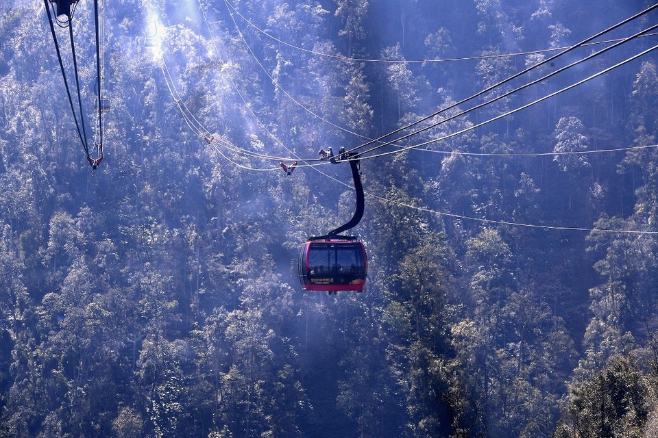 
Từ Ga đi cáp treo Fansipan - bước lên cabin, lướt qua những vạt rừng đang bật nở những chùm đỗ quyên đầu mùa, tâm hồn thấy nhẹ bẫng. Hành trình hành hương bái Phật ấy được khởi đầu đầy chất thơ như thế.
