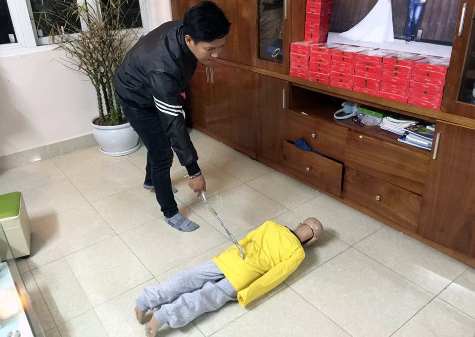 Vụ bé trai 10 tuổi bị bạo hành: Bố đẻ bị khởi tố thêm tội danh - 2
Trần Hoài Nam thực nghiệm lại hành vi hành hạ con.
