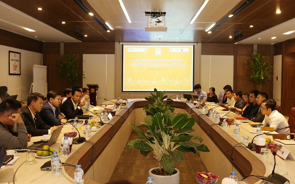 Các nhà đầu tư lớn đi thực địa các dự án và đặt quan hệ đầu tư với Hải Phát Invest - 1 Đại diện lãnh đạo Hải Phát Invest trao đổi với đại diện các Nhà đầu tư.