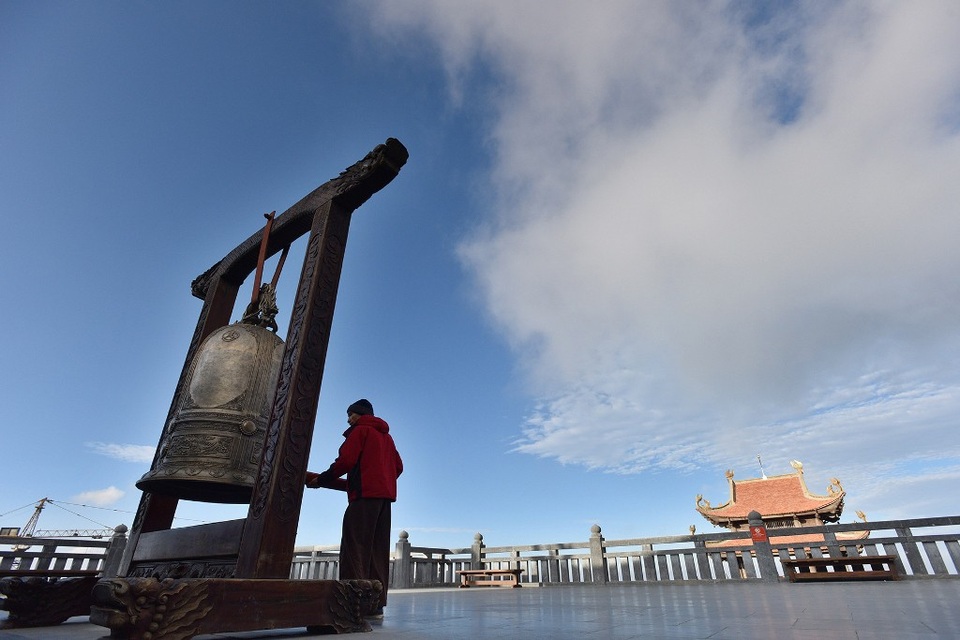
Giữa không gian uy nghiêm mà rộng mở, tiếng chuông vang lên như chạm tới cả tâm can. Bao muộn phiền, tham, sân, si bỗng chốc tan vào gió lộng, chỉ thấy trong lòng ước vọng về một cuộc sống an nhiên ngập tràn tình thương yêu.
