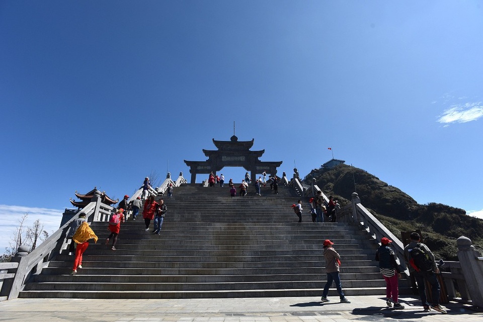 
Giữa không gian khoáng đạt, bao la, hít thật sâu thứ không khí thanh khiết tràn đầy năng lượng của núi rừng Tây Bắc, sải bước chân an nhiên bước tới Cổng Trời thênh thang để cảm thấy lòng mình cũng đang rộng mở như những gì dần hiện hữu trước mắt sau tầng mây mỏng.
