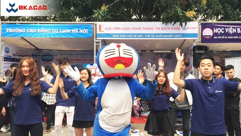 Học viện CNTT Bách Khoa (BKACAD) tưng bừng ngày hội tư vấn tuyển sinh & hướng nghiệp 2018 - 2
Sinh viên BKACAD thể hiện sự năng động trong tiết mục nhảy Flashmob