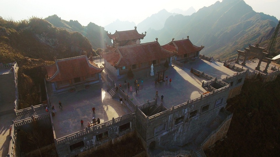 
Ở độ cao 2900m, Bích Vân Thiền Tự khiêm tốn nằm bên núi đá với ba gian hai chái. Thiết kế truyền thống từ những tiền mẫu di tích kiến trúc gỗ cổ xưa như chùa Bối Khê, chùa Thầy,… với tam cấp, sân thềm,Tam Quan, đền thờ Tổ, thờ Mẫu,… mang đến cảm giác thật thân thuộc, bình an.
