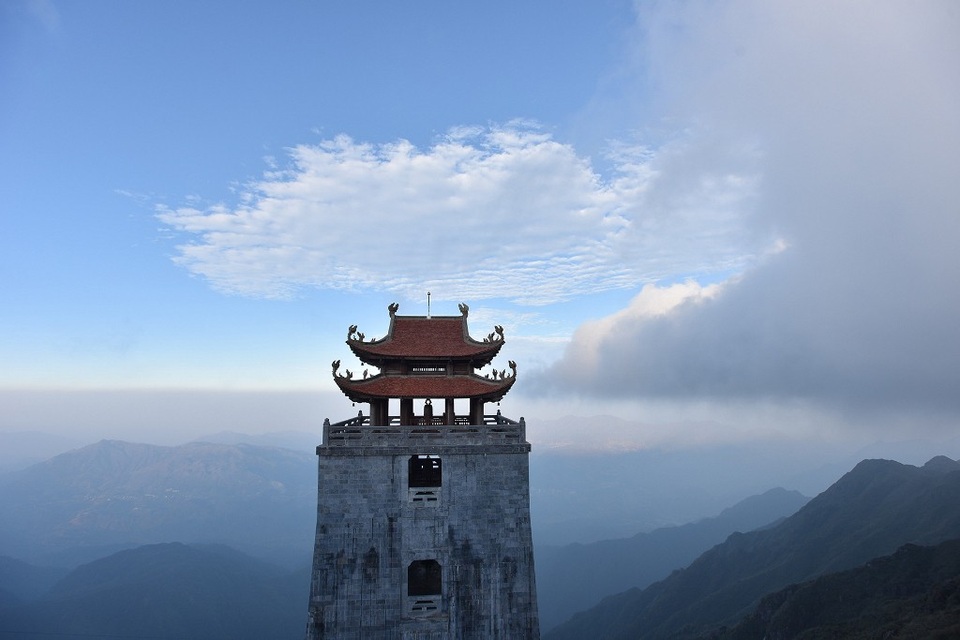 
Trên trục chính của Bích Vân Thiên Tự, Đài gác Đại Hồng Chung thẳng vút với lầu chuông tám mái sừng sững giữa non ngàn. Trên nền xanh của trời và của núi, những phiến đá xanh mát của đài gác tiệp vào thiên nhiên như thể sinh ra từ đó. Mỗi cơn gió lùa qua đài gác, từng chiếc chuông treo trên tầng mái rung lên những tiếng ngân thánh thót xa xôi…
