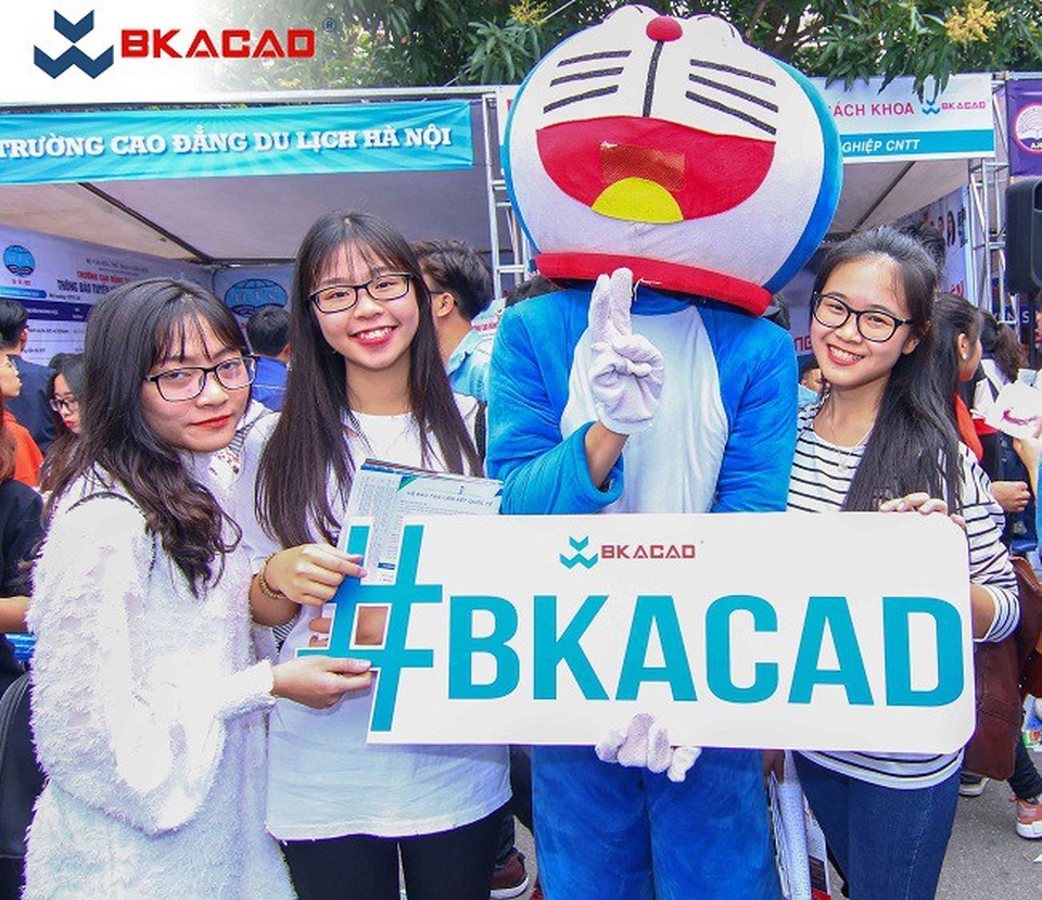 Học viện CNTT Bách Khoa (BKACAD) tưng bừng ngày hội tư vấn tuyển sinh & hướng nghiệp 2018 - 4
Các bạn học sinh thích thú chụp hình cùng chú Doremon của BKACAD