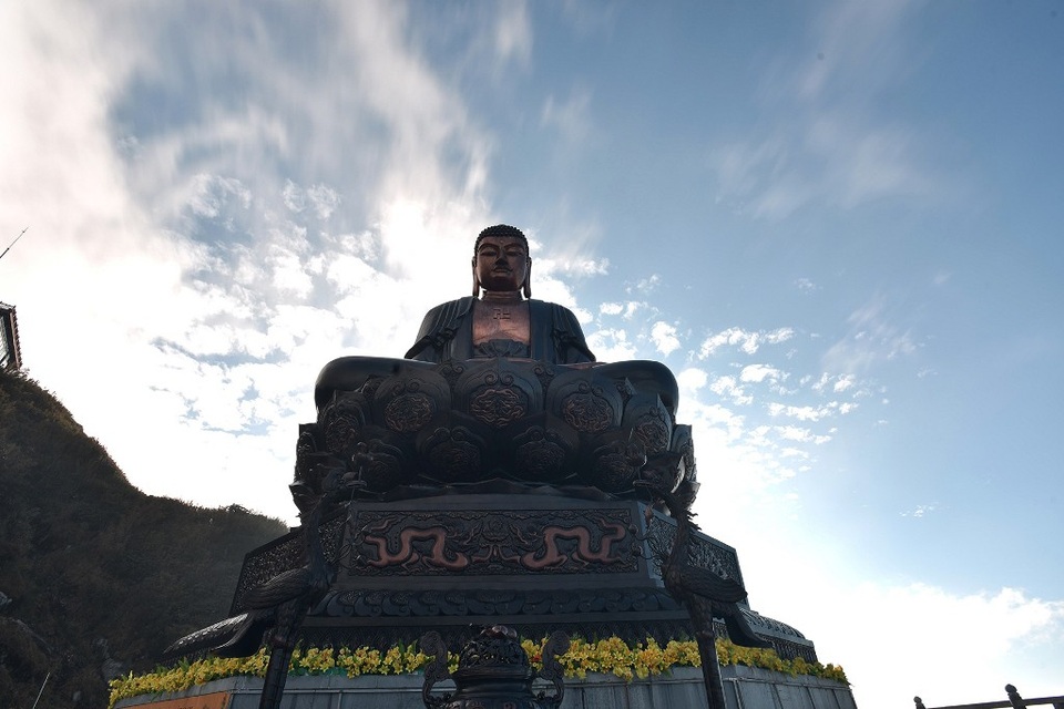 
Để làm nên kiệt tác cả về nghệ thuật và tâm linh này, các nghệ nhân đã kỳ công ốp hàng ngàn tấm đồng đen chỉ dày 5mm theo kỹ thuật áp lực cơ khí lên khung thép đặc biệt chống biến dạng. Kỳ công của con người giữa thiên nhiên bao la của Tây Bắc sừng sững, uy nghiêm như thể một phần không thể thiếu của đỉnh Fansipan linh thiêng kỳ vĩ.
