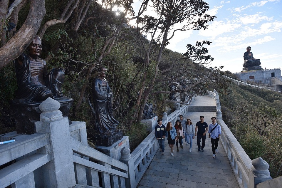 Men theo triền núi, đường La Hán dẫn lối khách bộ hành tới quần thể Kim Sơn Bảo Thắng Tự. Không đơn thuần là một lối đi, đường La Hán mang đến nhiều xúc cảm hơn thế. Ngắm nhìn 18 vị La Hán bằng đồng oai nghiêm với những biểu cảm chân thật đến xúc động, chạm tay vào những cây đỗ quyên quý 400 năm tuổi dọc đường, thấy cuộc hành hương thêm phần ý nghĩa.