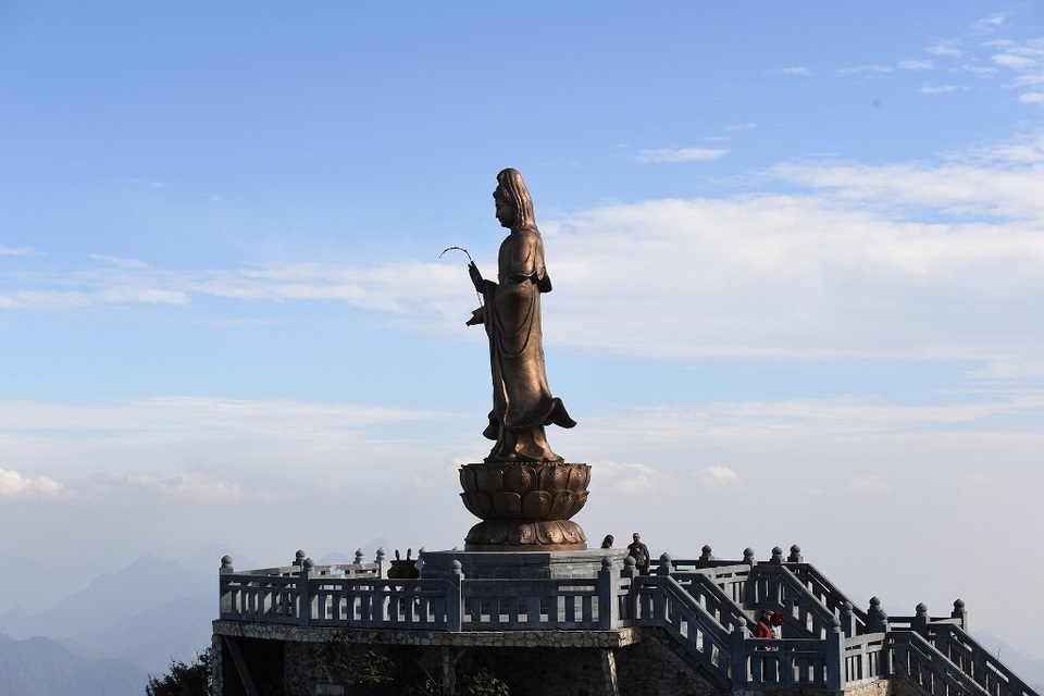 
Và tượng đồng Quan Thế Âm Bồ Tát cao 9m, ngự trên một tảng đá giữa mây trời, hướng đôi mắt bao dung xuống cõi trần thế để mang bình an, lòng thiện tới cho những kẻ hành hương tới cõi Phật từ bi.
