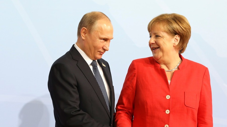 Thủ tướng Merkel tiết lộ món quà đáp lễ của Tổng thống Putin - 1
Tổng thống Nga Vladimir Putin (trái) và Thủ tướng Đức Angela Merkel (Ảnh: Reuters)