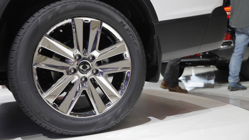SsangYong Musso trở lại phân khúc bán tải - 9
Hãng xe Hàn Quốc trang bị tùy chọn bánh xe có kích thước lên đến 20 inch trên phiên bản cao cấp nhất của Musso.