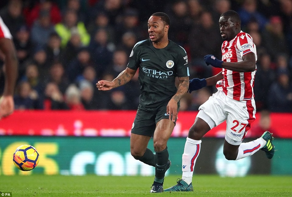 Stoke 0-2 Man City: Silva thăng hoa rực rỡ - 3
Sterling (trái) vô duyên trong trận đấu đầu tiên trở lại sau khi bình phục chấn thương