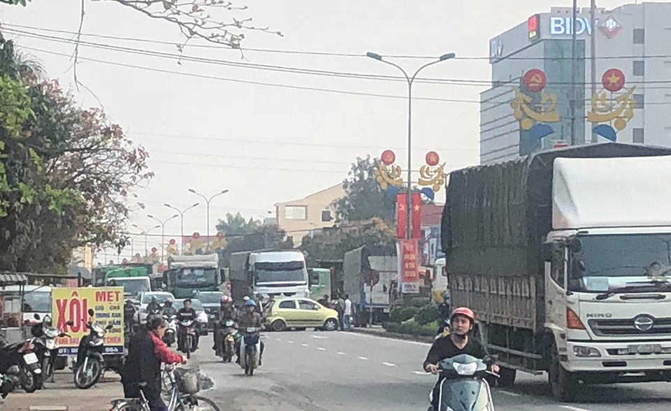 3 xe tải đâm nhau trên quốc lộ, 1 nạn nhân chết ngay tại chỗ - 6
Chưa dừng lại ở đây, vào khoảng 17h22, chiều 13/3, trên quốc lộ 1A đi qua khối 3, thị trấn Diễn Châu tiếp tục xảy ra tai nạn giữa xe con và xe tải khiến giao thông qua đây hỗn loạn.