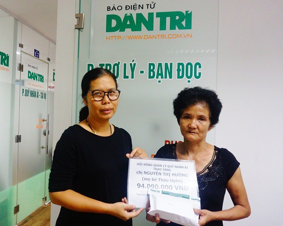 Hơn 94 triệu đồng đến với bé Thảo Uyên - 1 Nhà báo Lý Thị Toàn Thắng – Trưởng văn phòng đại diện báo Dân trí tại TPHCM, trao quà tặng của bạn đọc đến cho gia đình chị Hường