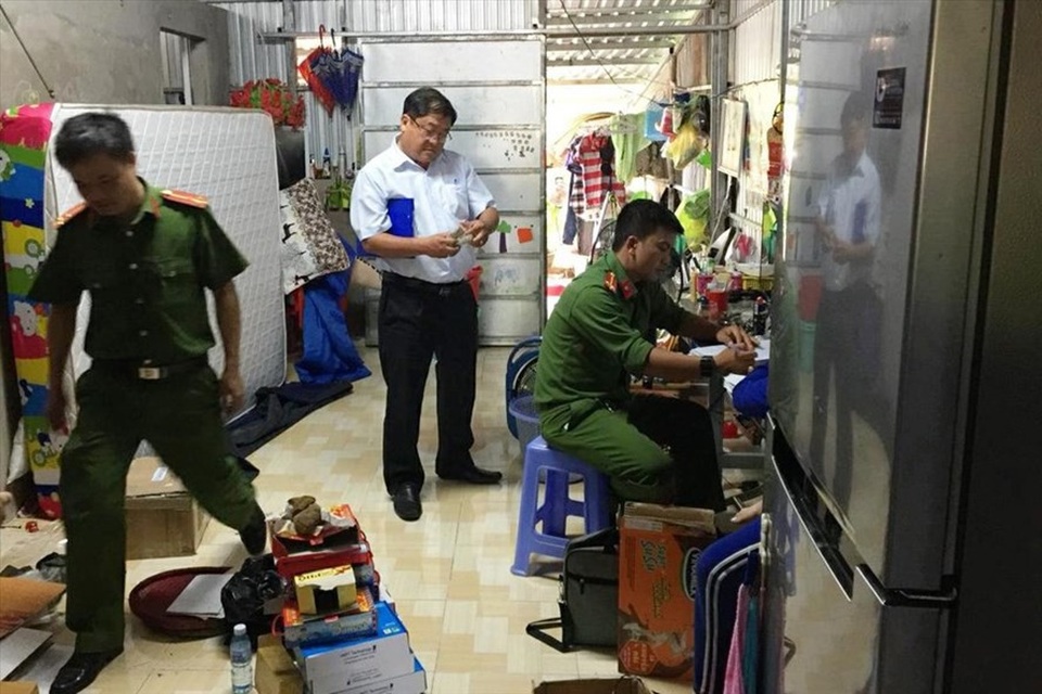 Tràn lan đông dược không rõ nguồn gốc - 1
Ngành chức năng kiểm tra cơ sở của bà Hoa. Ảnh: PV