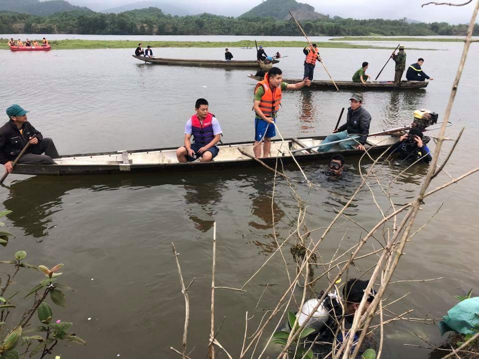 Tìm thấy thi thể bé gái 11 tuổi mất tích khi đi chăn trâu - 1
Các lực lượng tìm kiếm cháu T. trên sông A Sáp.