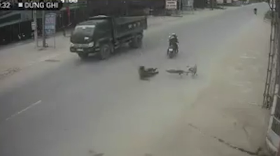 Cụ ông ngã xuống đường, còn người điều khiển xe máy mất lái lao thêm một đoạn rồi ngã xuống. Rất may, vụ tai nạn không mong muốn này cả hai người đều bị thương nhẹ và đứng dậy được người dân gần đó ra dựng dậy (Ảnh cắt từ clip).