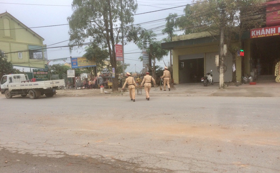 CSGT mượn chổi quét đường dọn đất - 3
Ba cán bộ CSGT dừng xe bên đường quét dọn đất vương vãi.