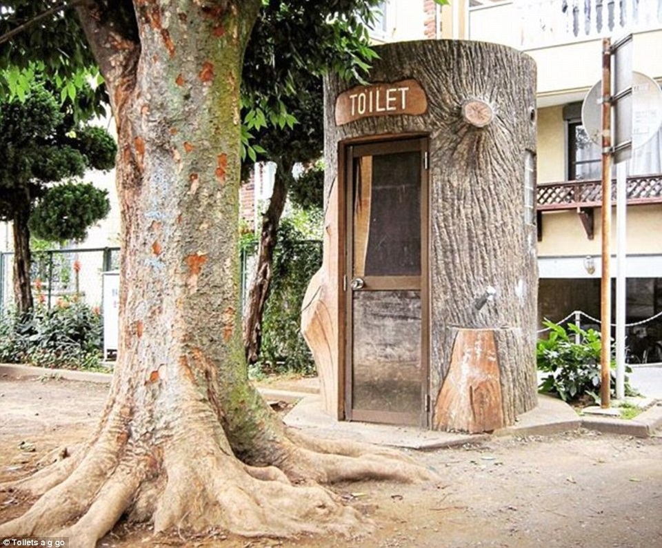 Muôn kiểu nhà WC dị nhất hành tinh - 1 Một nhà vệ sinh công cộng ở Tokyo được mô phỏng theo thân cây khổng lồ.