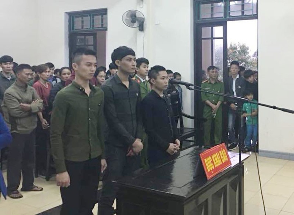 Mượn bật lửa, trả cho nạn nhân... sống đời thực vật - 1 Các bị cáo tại phiên tòa