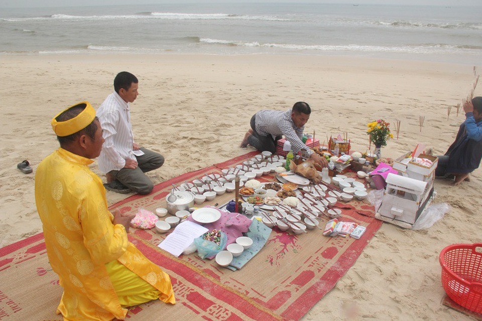 Mâm cơm giỗ các liệt sỹ Gạc Ma bên bờ biển