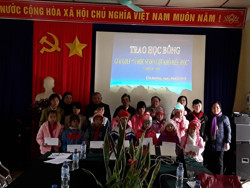 Học bổng giải Golf chắp cánh ước mơ cho hàng ngàn học sinh, sinh viên nghèo vượt khó học giỏi - 6
10 suất học bổng giải Golf Vì học sinh vượt khó học giỏi với trị giá mỗi suất 500.000 đồng được trao đến các em học sinh có hoàn cảnh khó khăn vươn lên học tập tốt tỉnh Bắc Cạn thông qua Hội Khuyến học tỉnh Bắc Cạn