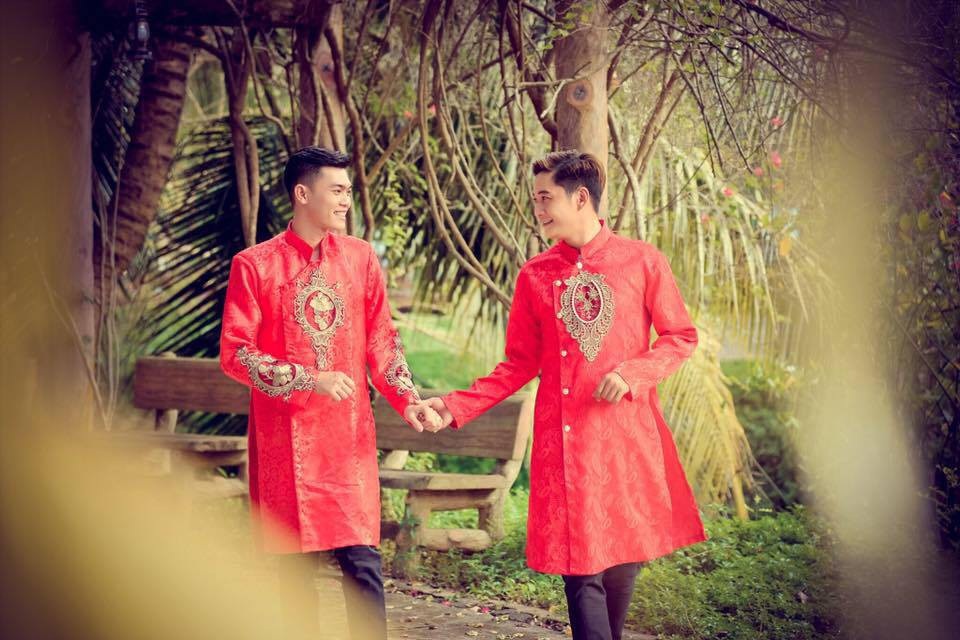 Đám cưới đồng tính nam của cặp đôi điển trai ở Đồng Tháp gây “sốt” mạng xã hội - 1 Đám cưới đặc biệt của cặp đôi đồng tính nam Thanh Hoàng (SN 1990) và Thanh Tuấn (1993) ở Cao Lãnh, Đồng Tháp được ví như cổ tích và thu hút sự chú ý đặc biệt của dư luận