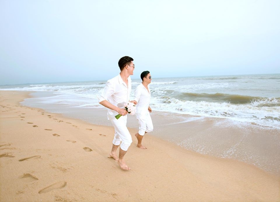 Đám cưới đồng tính nam của cặp đôi điển trai ở Đồng Tháp gây “sốt” mạng xã hội - 9 Mục tiêu trước mắt của cả hai là sẽ chăm chỉ làm việc, kiếm tiền để xây dựng cuộc sông riêng và giữ quan niệm sống tích cực.