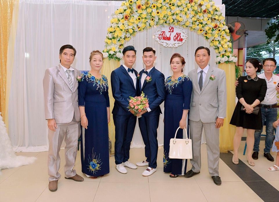 Đám cưới đồng tính nam của cặp đôi điển trai ở Đồng Tháp gây “sốt” mạng xã hội - 5 Thanh Hoàng và Thanh Tuấn hạnh phúc trong sự chúc phúc của hai bên gia đình