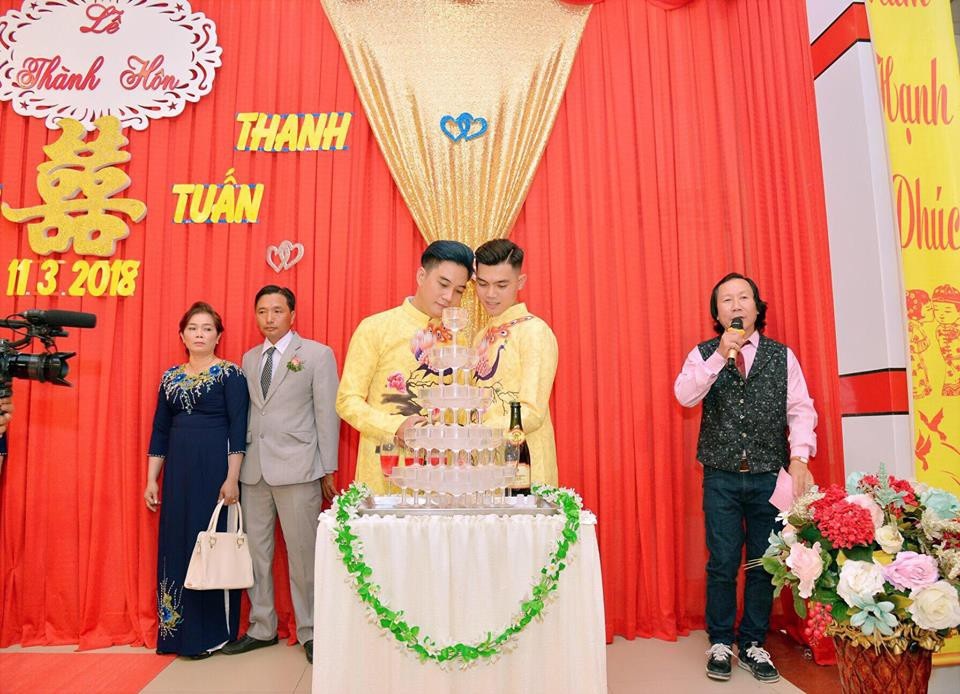 Đám cưới đồng tính nam của cặp đôi điển trai ở Đồng Tháp gây “sốt” mạng xã hội - 7 Thanh Hoàng, Thanh Tuấn diện áo dài truyền thống cùng nhau cắt bánh và trao cho nhau những lời thề nguyền
